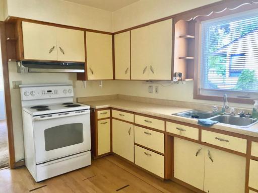 912 13th Avenue SW, Willmar, MN 56201