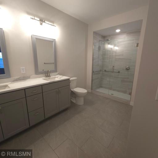 Private primary bedroom bath