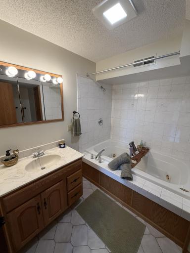 1656 Mark Court, Shakopee, MN 55379