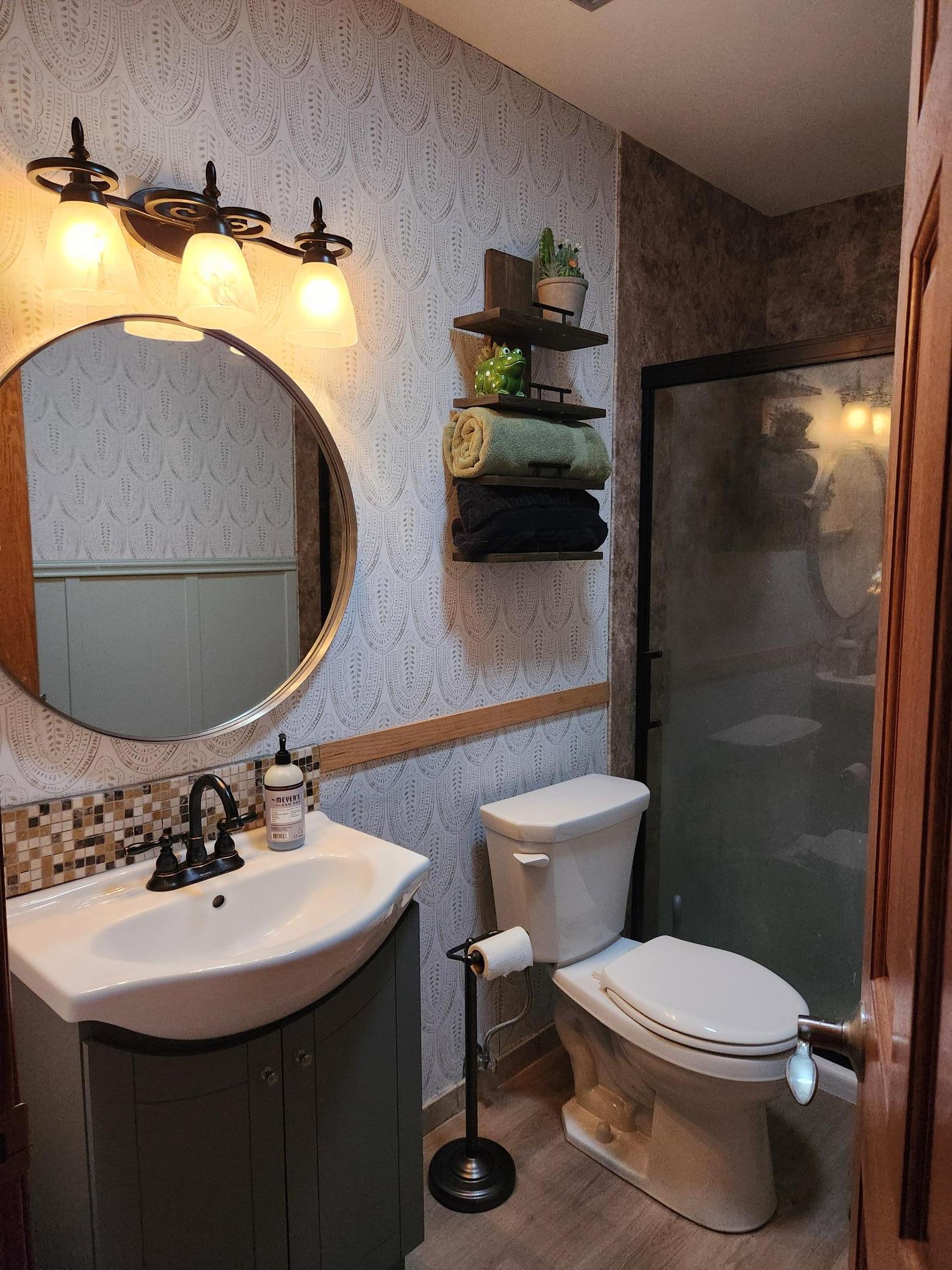 upstairs bathroom2