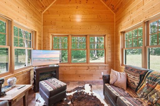 19-web-or-mls-A7403533_with_tv.jpg