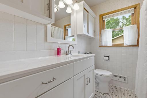 Main floor full bathroom