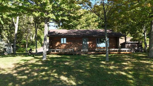 Quintessential log cabin! 2 Bed / 1 full bath!