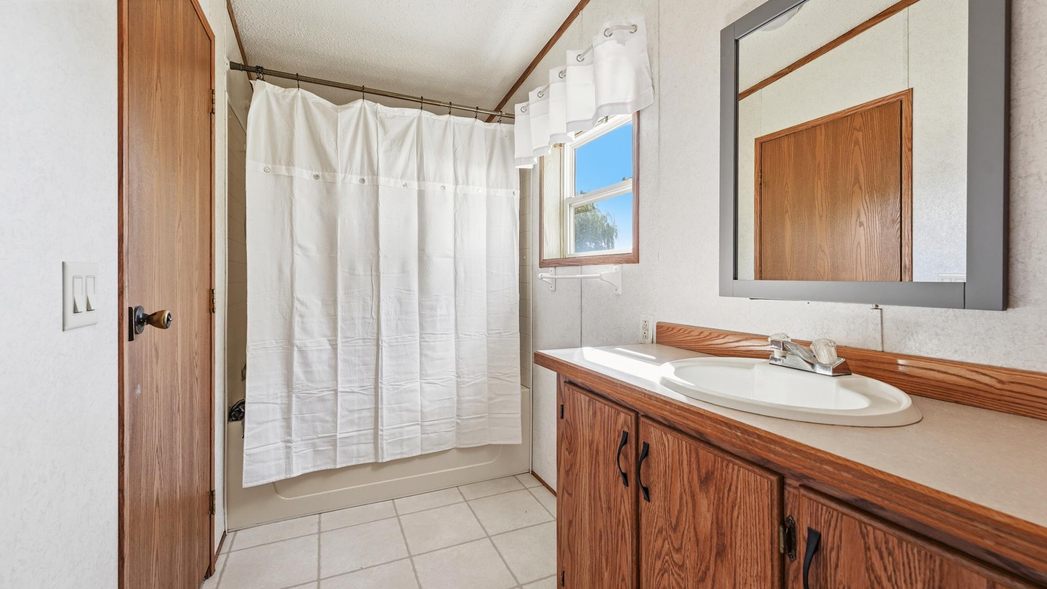 Private full bathroom w/ soaker tub