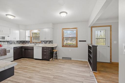 13-web-or-mls-261_Dupont_Ave_NE_Hector_MN_007.jpg