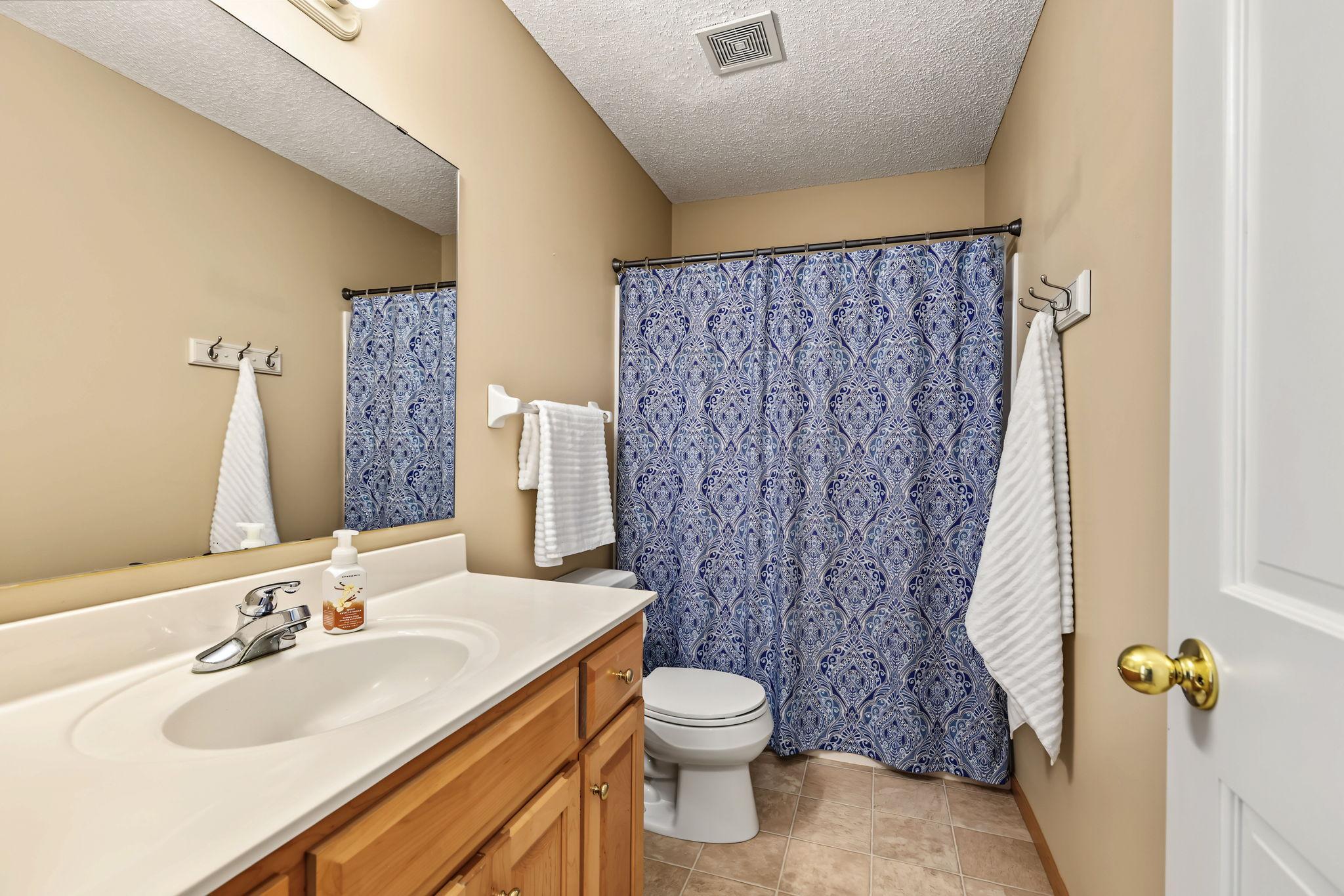 Upper level full bath.