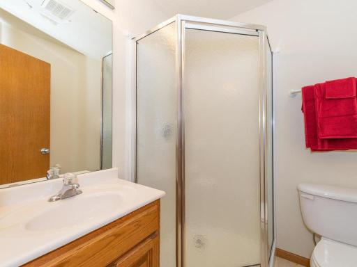 21. Upper level 3-4 Bath.jpg