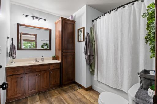 main floor bath.jpg