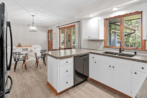 302 Heritage Circle N, Burnsville, MN 55337