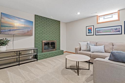 302 Heritage Circle N, Burnsville, MN 55337