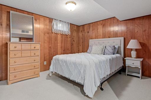 302 Heritage Circle N, Burnsville, MN 55337