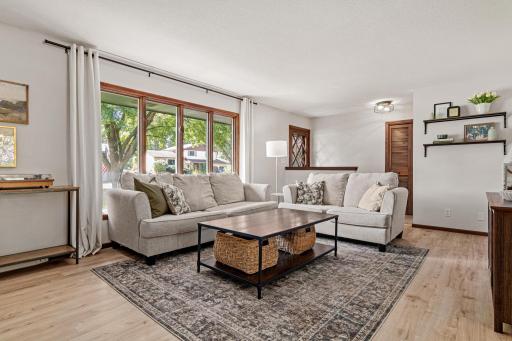 302 Heritage Circle N, Burnsville, MN 55337