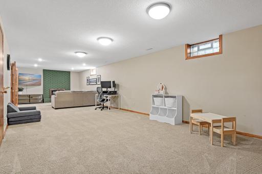 302 Heritage Circle N, Burnsville, MN 55337
