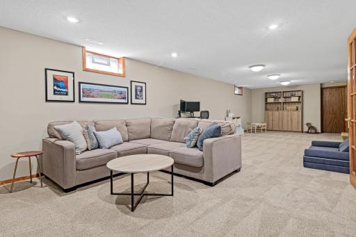 302 Heritage Circle N, Burnsville, MN 55337