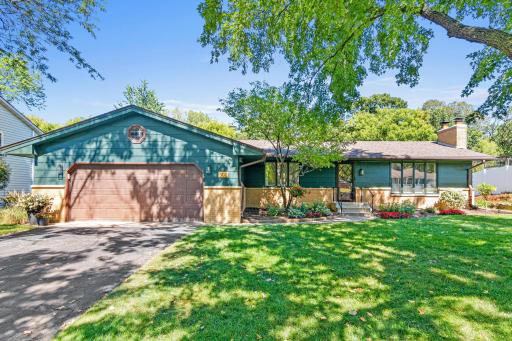 302 Heritage Circle N, Burnsville, MN 55337