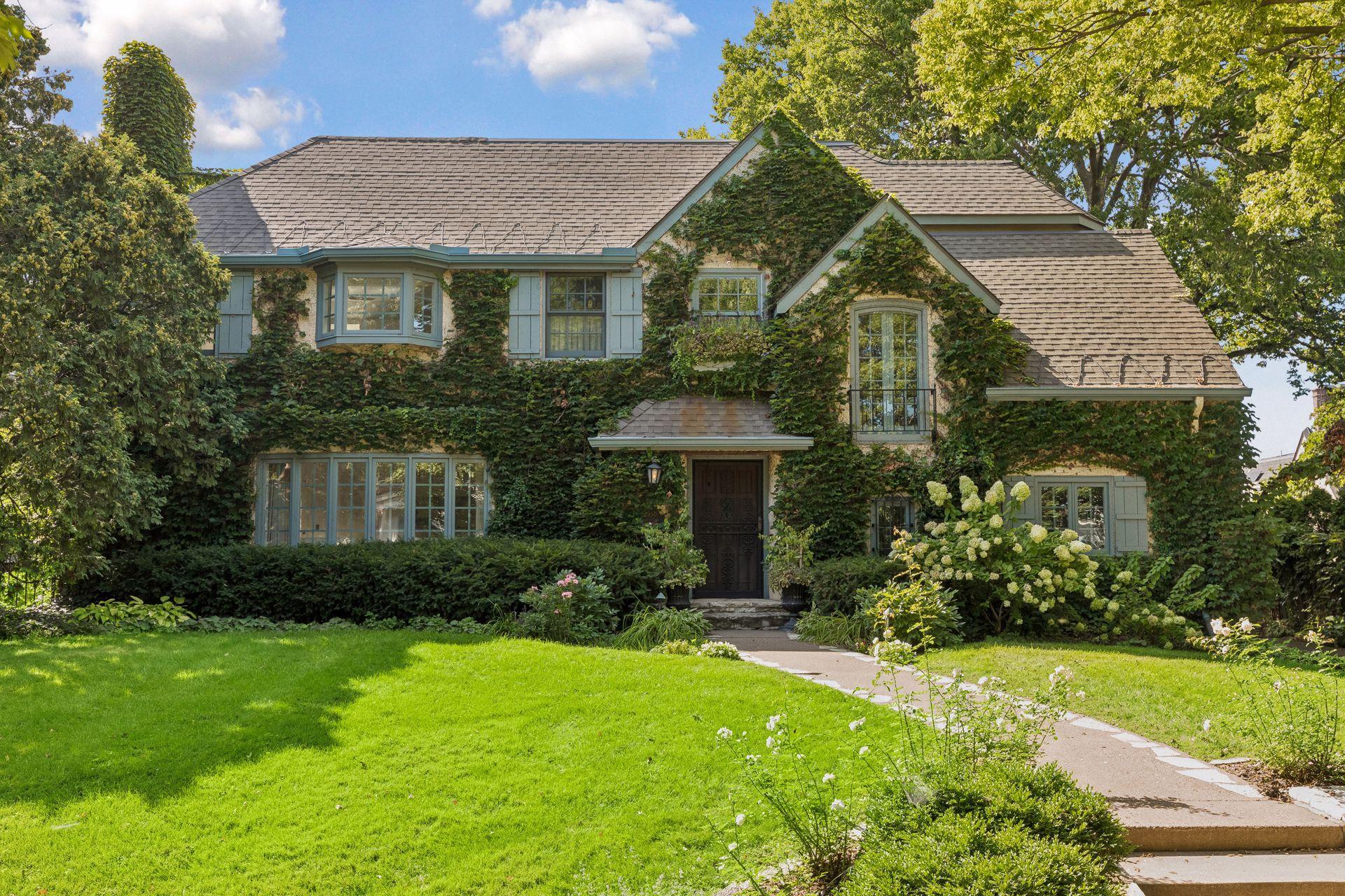 Timeless and classic home recently renovated and located on grand Knox Avenue. Walk everywhere! Parks, lakes, ice cream, cafes, art galleries, bookshop, tennis courts, sledding hills, and more! There is something for everyone!