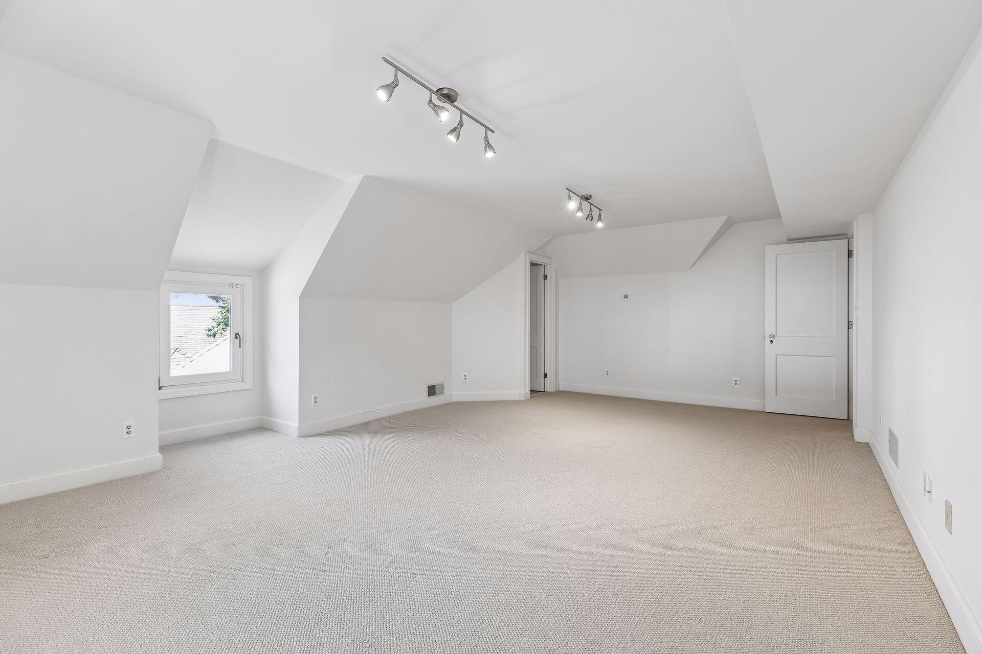 3rd level bedroom suite/bonus room.