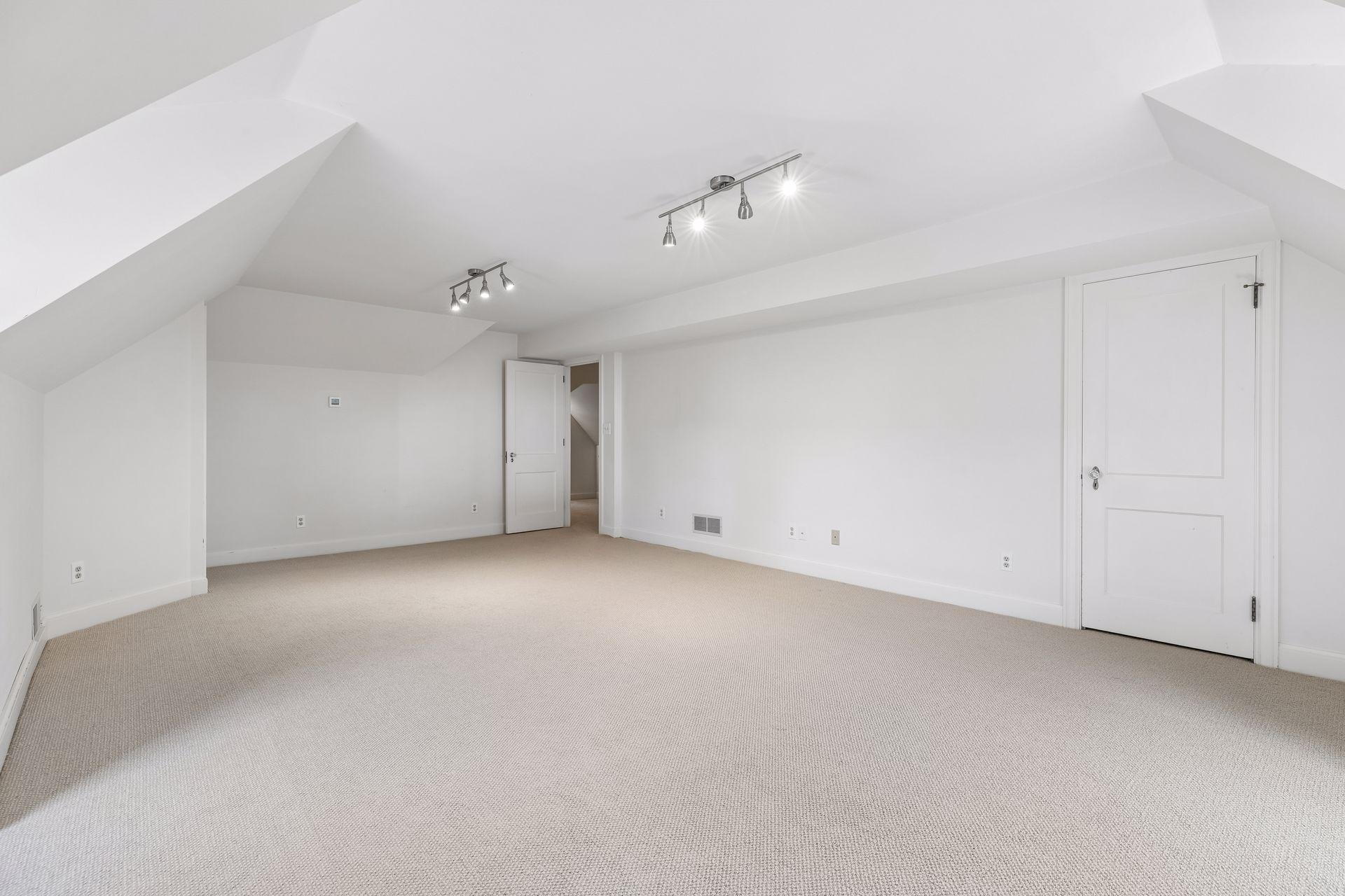 3rd level bedroom suite/bonus room.