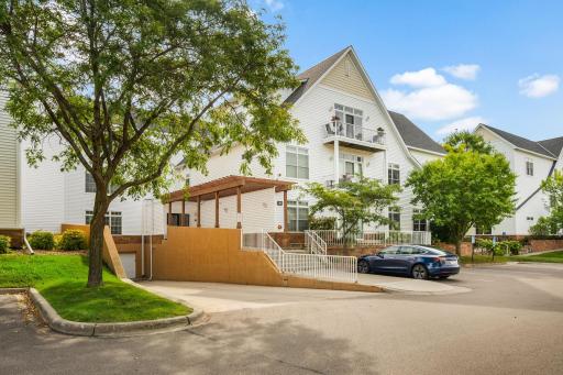 Wonderful condo! Walk to nearby amenities!