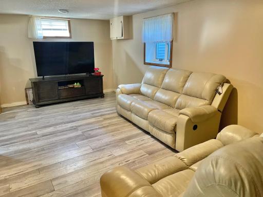 150 Roselawn Avenue E, Maplewood, MN 55117