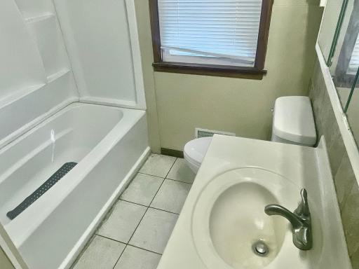 150 Roselawn Avenue E, Maplewood, MN 55117