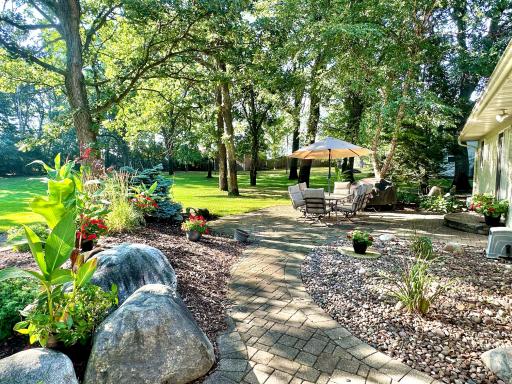 This backyard space is so tranquil and beautiful.