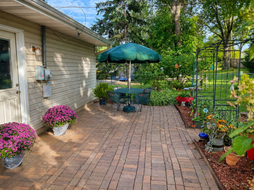 1798 E. Bluestone backyard patio.