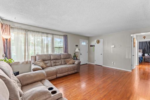 1523 Old Hudson Road, Saint Paul, MN 55106