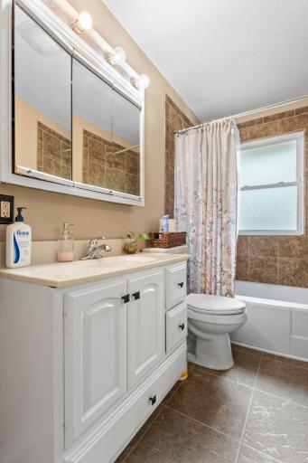 1523 Old Hudson Road, Saint Paul, MN 55106