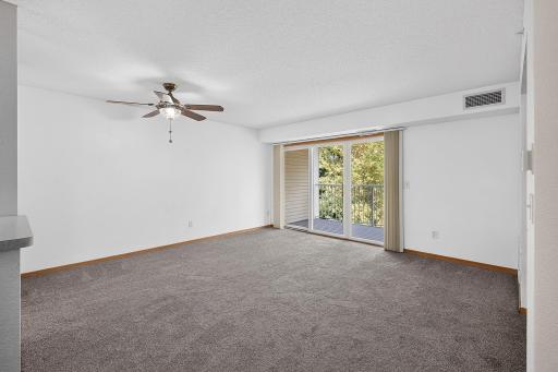 Living/dining room without virtually staging.