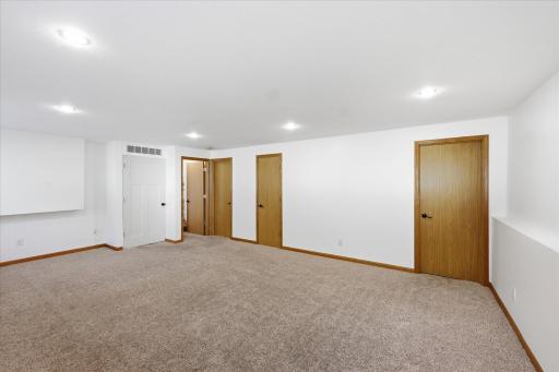 9350 Parkside Drive, Woodbury, MN 55125