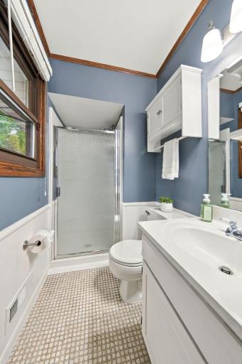 Primary bath en-suite 3/4 bath