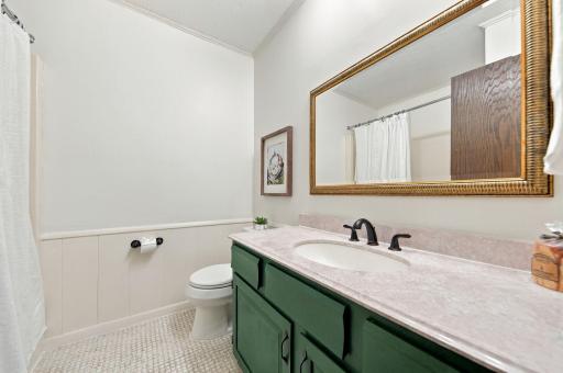 Upper-level full bathroom