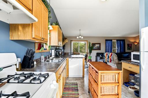 11-web-or-mls-23563-Marigold-St-NW-11.jpg