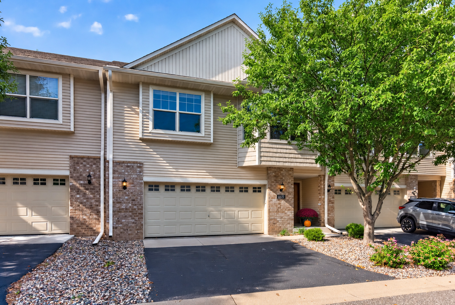 Virtually staged with mum and pumpkin. Huge townhome offering 3 bedrooms plus 3 bathrooms for under $300k! Plus amenities include a pool, community center and a fitness center!
