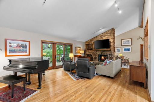 36-web-or-mls-525 Park Ln-36.jpg