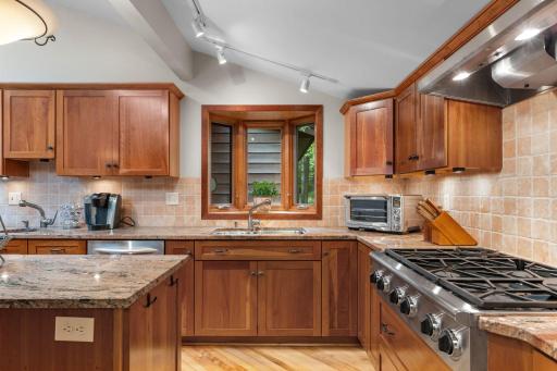 44-web-or-mls-525 Park Ln-44.jpg