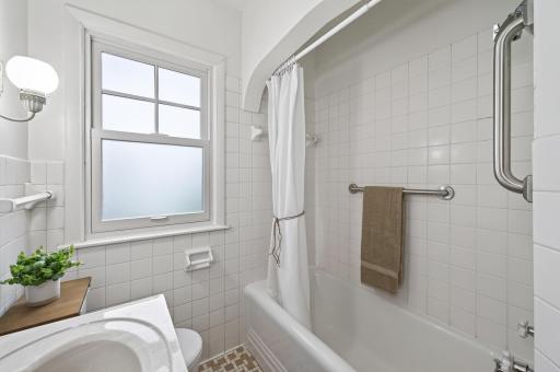 Charming tub/shower area