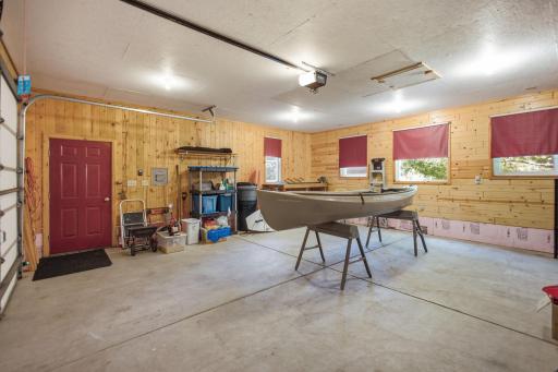 Newer garage door opener and there's a workbench too.jpg