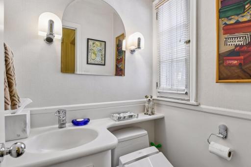 Main floor guest 1/2 Bath.