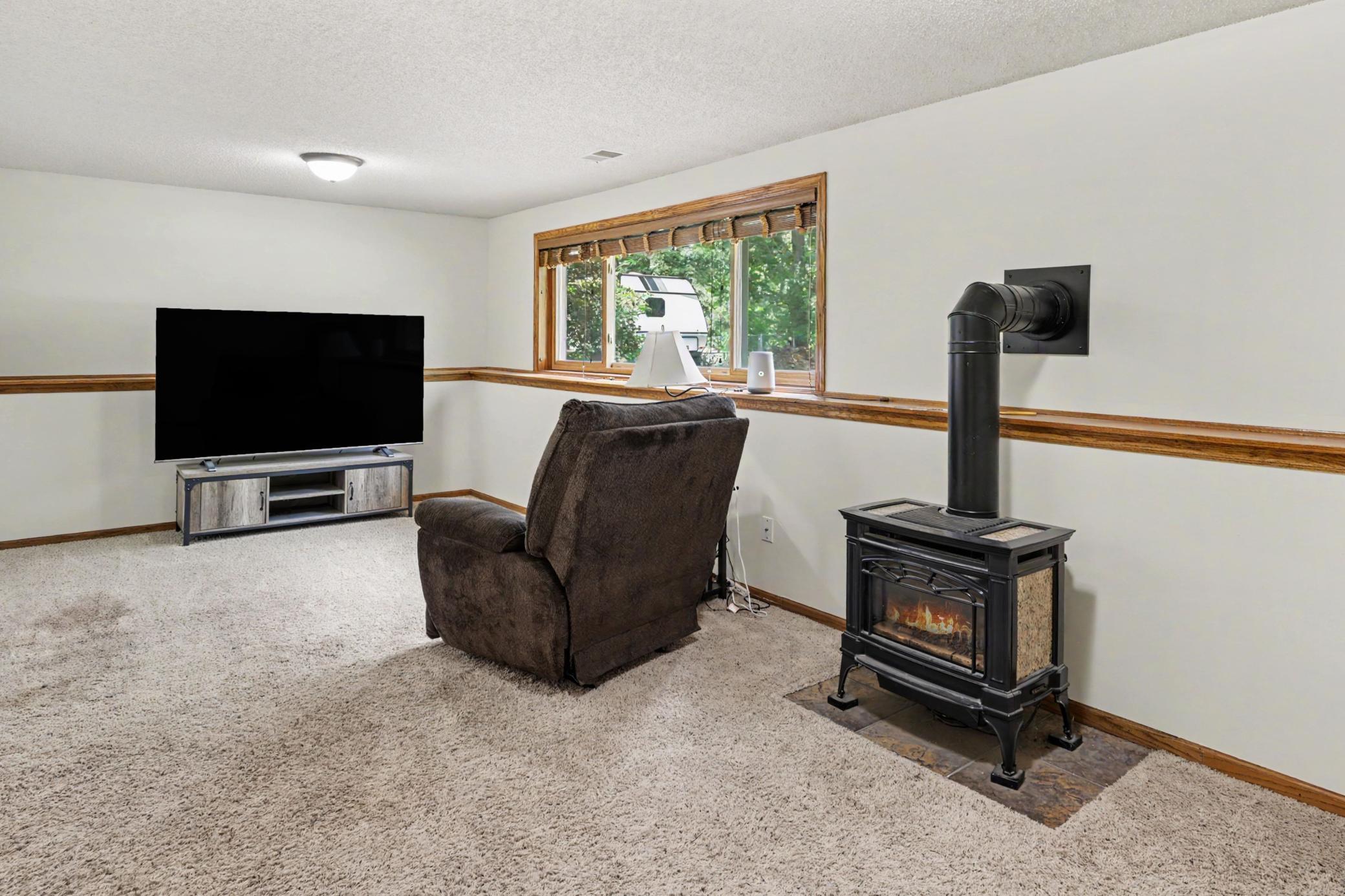 Family room w/gas fireplace