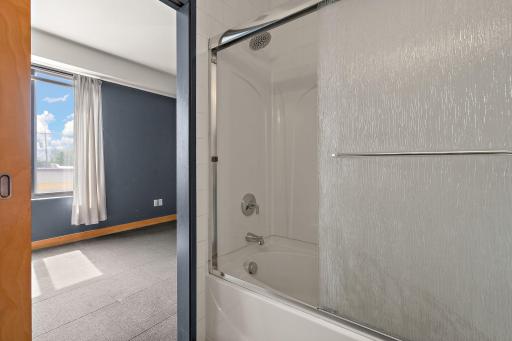 Main level bath with tub