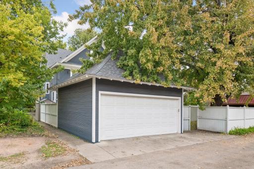 2 car garage along with the separate 3-car parking in the driveway