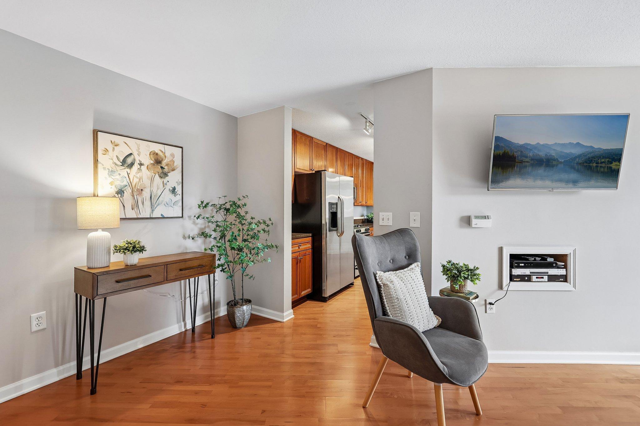 9-web-or-mls-E Grant St 311-S0409-009.jpg