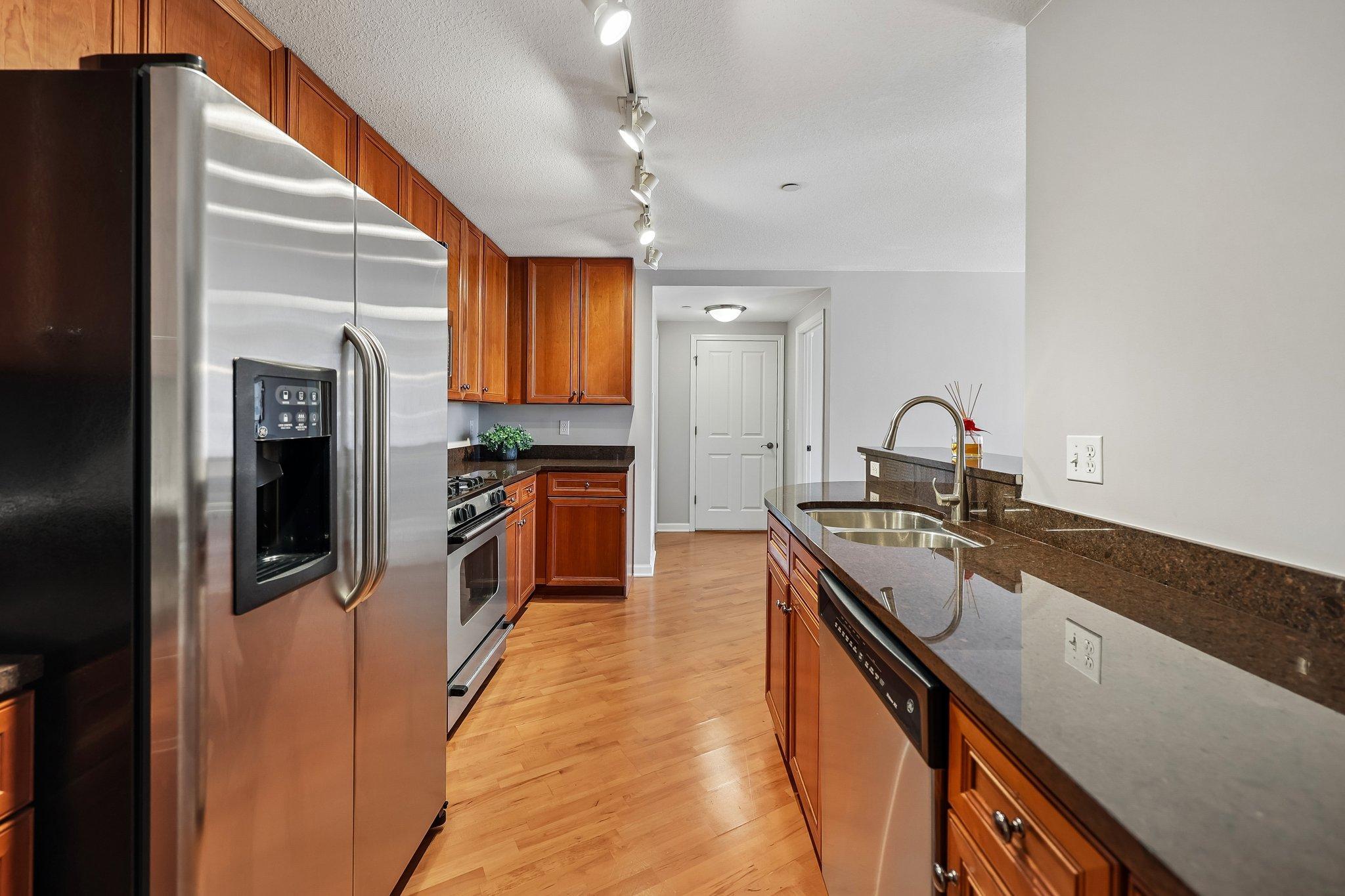 23-web-or-mls-E Grant St 311-S0409-023.jpg