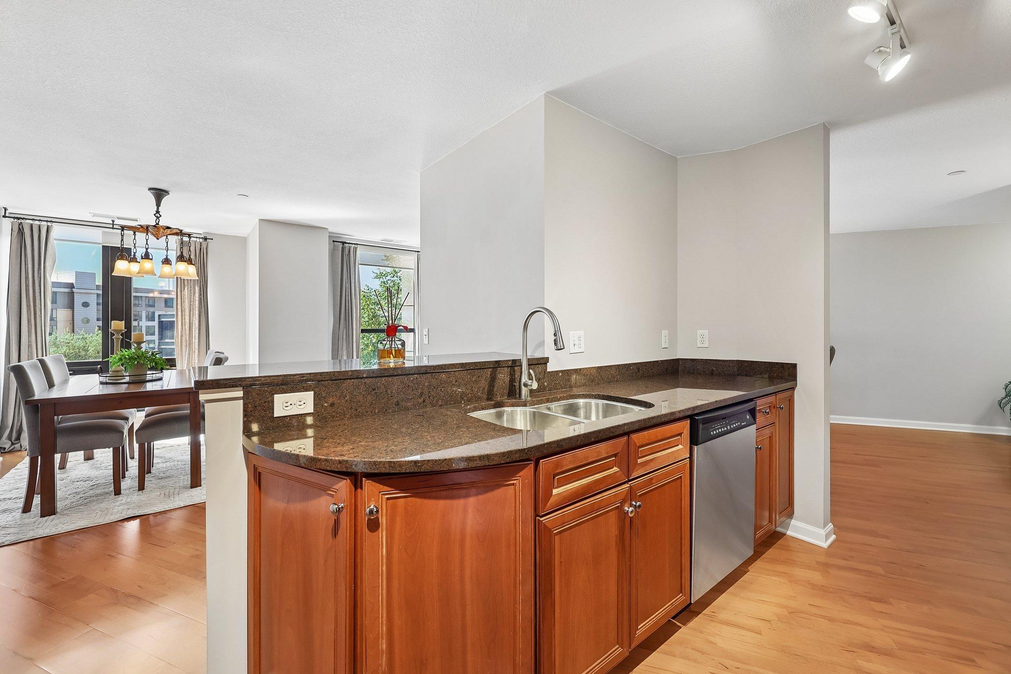 22-web-or-mls-E Grant St 311-S0409-022.jpg