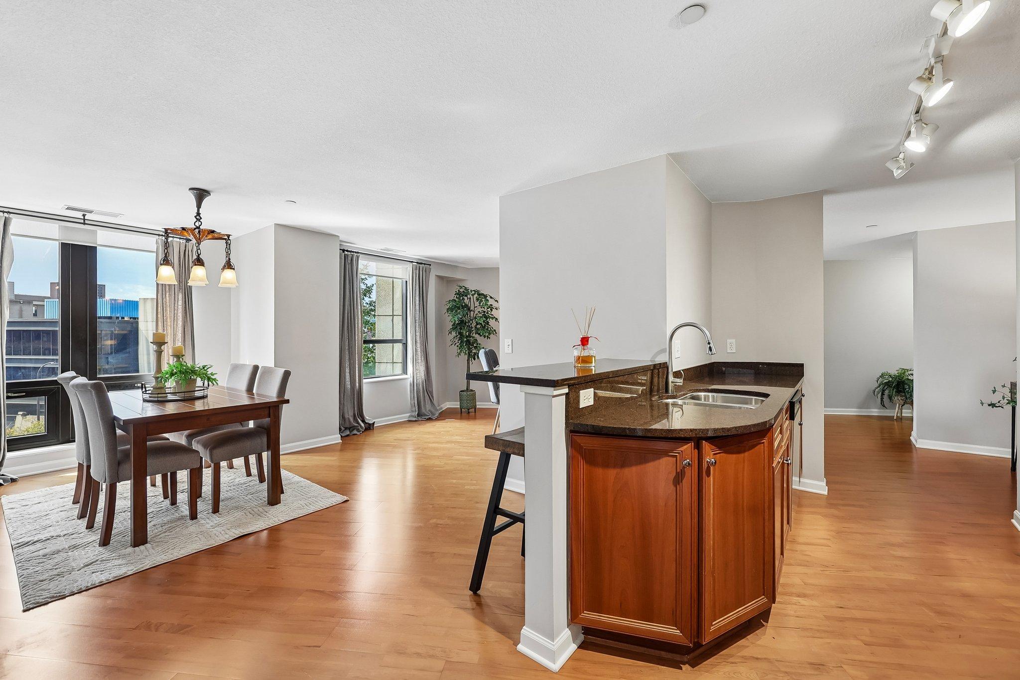 24-web-or-mls-E Grant St 311-S0409-024.jpg