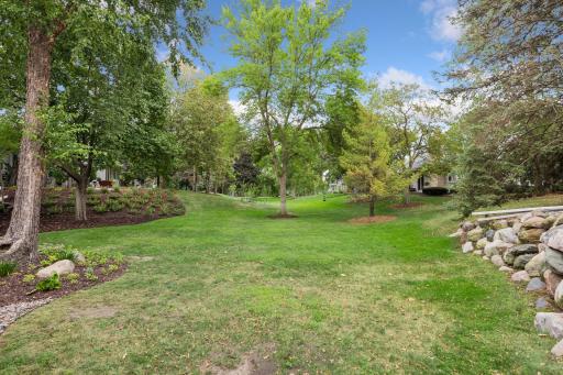 1138 Kingsley Circle N, Mendota Heights, MN 55118