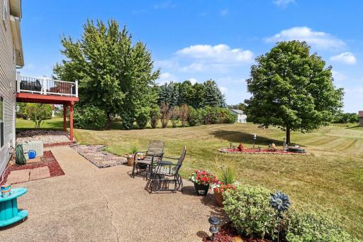 Enjoy entertaining on the deck & patio.