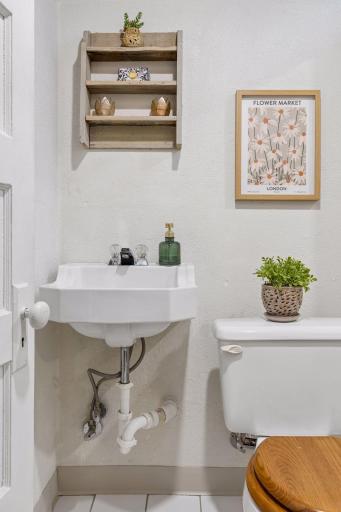 Lowerl level half bath.